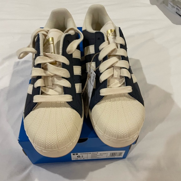 Adidas Superstar XLG Sz 6.5 NWT - Picture 3 of 6
